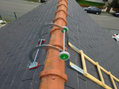 Échelle de couvreur : échelle de toit à crochets roulette